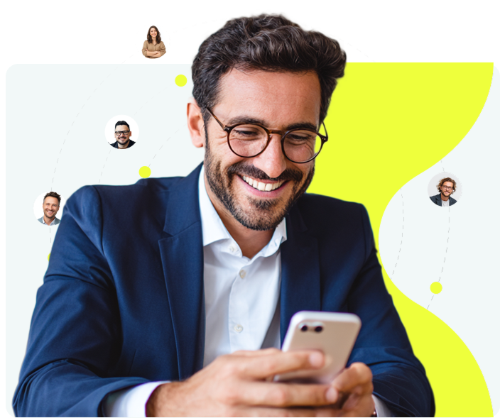 Szczęśliwy agent ubezpieczeniowy korzystający z telefonu